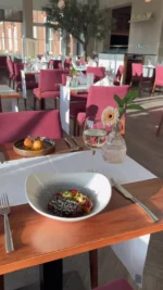 When they say they need a break, 𝙩𝙝𝙞𝙨 is what they mean 🍴🛏️🍷

#wineanddine #hotelgoals #travel #cardenpark #wheretoeat